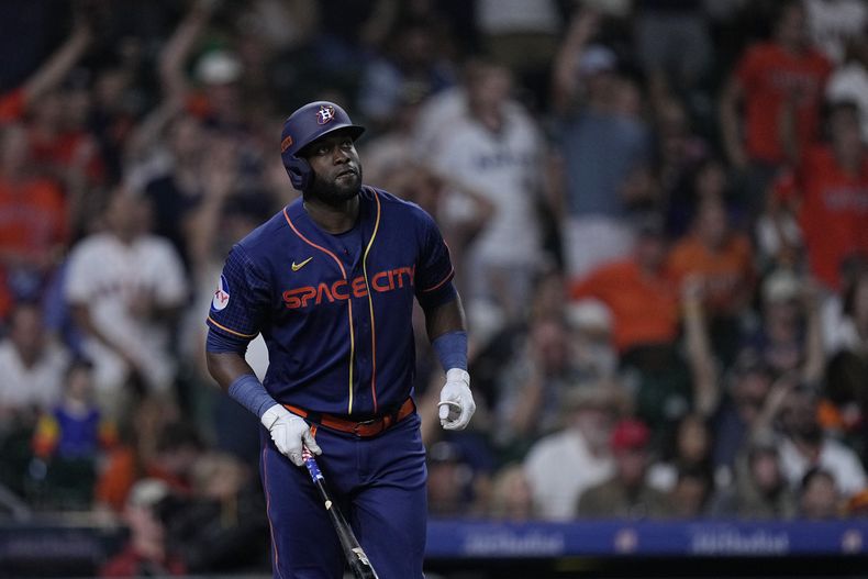 Yordan Álvarez de los Astros de Houston observa su jonrón de tres carreras en la sexta entrada del juego ante los Guardianes de Cleveland el lunes 31 de julio del 2023. (AP Foto/Kevin M. Cox)