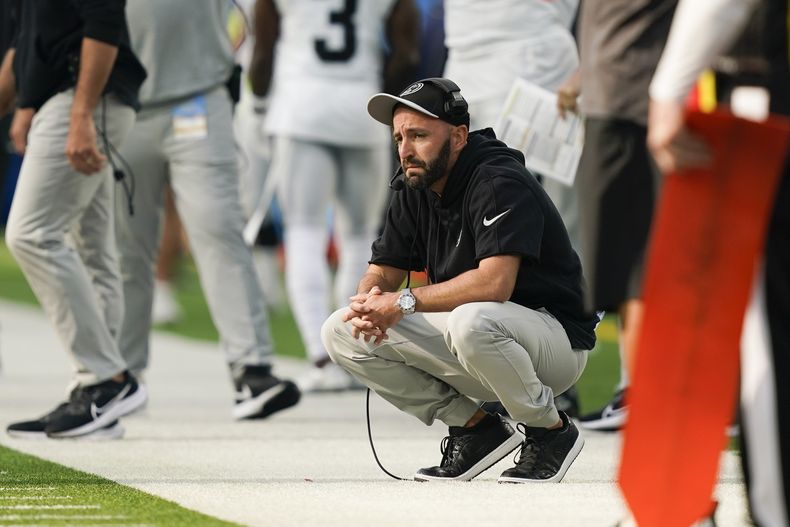ARCHIVO- El coordinador ofensivo de los Raiders Mick Lombardi reacciona después de un pase interceptado al quarterback Aidan OConnell por parte de Asante Samuel Jr., de los Chargers de Los Ángeles, en el juego de la NFL el domingo 1 de octubre de 2023, en Inglewood, California. Los Raiders despidieron a Mick Lombardi el miércoles 1 de noviembre, informó a The Associated Press una persona con conocimiento del tema. La salida de Lombardi se da después de la salida del coach Josh McDaniels y el gerente general Dave Ziegler. (AP Foto/Ryan Sun, Archivo)