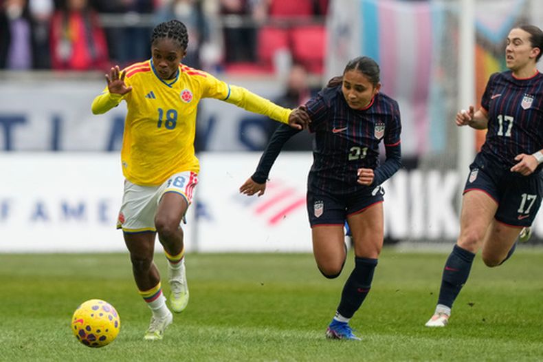 La colombiana Linda Caicedo (18), conduce el balón ante la estadounidense Alyssa Thompson (21), durante la primera mitad de un juego de fútbol femenino de la Copa SheBelieves, el sábado 7 de marzo de 2026, en Harrison, N.J. (Foto AP/Yuki Iwamura)
