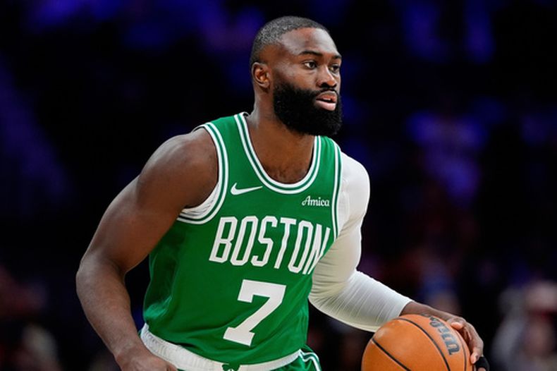 ARCHIVO - Jaylen Brown, de los Celtics de Boston, juega durante el sexto partido de una serie de playoffs de la primera ronda de la NBA, el jueves 30 de abril de 2026, en Filadelfia. (Foto AP/Matt Slocum, Archivo)