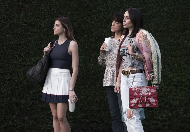 En esta imagen proporcionada por Netflix, Irene Azuela como Teresa Scaglia, Mayra Hermosillo como Lala de la Luna, Zuria Vega como Mariana Andrade en una escena de Las Viudas de los Jueves. (Camila Jurado/Netflix vía AP)