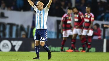 Facundo Mura celebra el gol de su compañero Nicolás Oroz para Racing Club en el empate 1-1 contra Flamengo de Brasil en la Copa Libertadores, el jueves 4 de mayo de 2023. (AP Foto/Gustavo Garello)