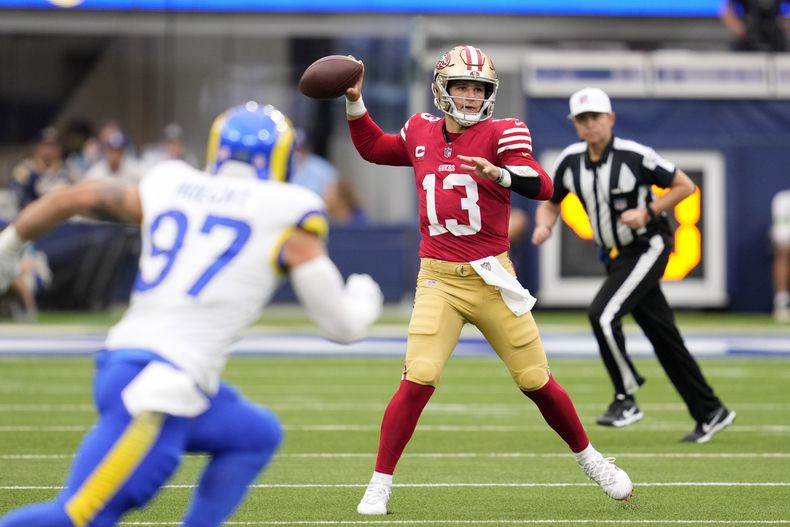 El quarterback de los 49ers de San Francisco Brock Purdy lanza el balón superando al linebacker de los Rams de Los Ángeles Michael Hoecht en el encuentro del domingo 17 de septiembre del 2023. (AP Foto/Ashley Landis)