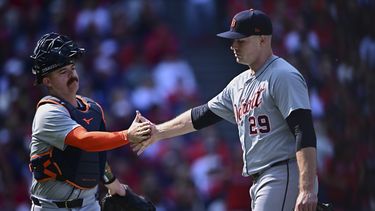 El lanzador abridor de los Tigres de Detroit, Tarik Skubal (29) es felicitado por el receptor Jake Rogers (izquierda), mientras abandona el montículo durante la primera entrada del Juego 5 de la Serie de Ronda Divisional de la Liga Americana ante los Guardianes de Cleveland, el sábado 12 de octubre de 2024, en Cleveland. (AP Foto/David Dermer)