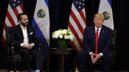 ARCHIVO - El presidente de Estados Unidos, Donald Trump, a la derecha, se reúne con el presidente de El Salvador, Nayib Bukele, durante la Asamblea General de Naciones Unidas el 25 de septiembre de 2019 en Nueva York. (AP Foto/Evan Vucci, Archivo)