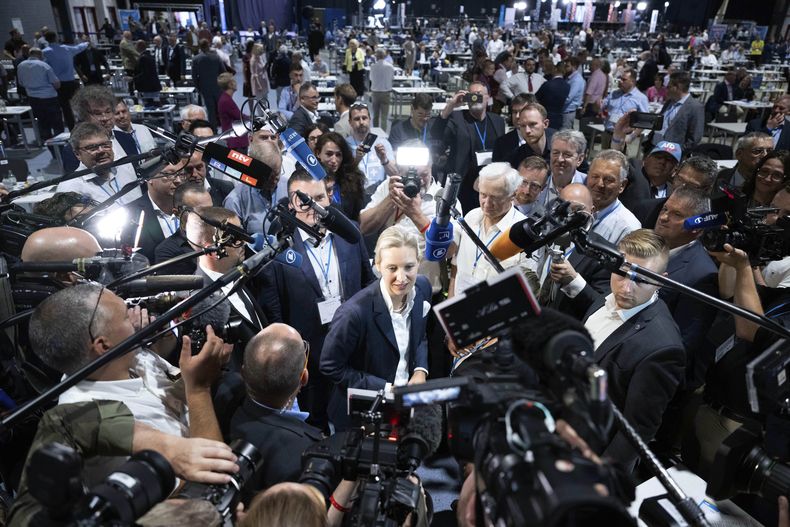 ARCHIVO - Alice Weidel, de AfD, centro, responde a preguntas tras su elección como vocera federal en la conferencia partidaria en Riesa, Alemania, 18 de junio de 2022. Miembros destacados de los partidos tradicionales alemanes han expresado su alarma ante una encuesta publicada el 1 de junio de 2023, que muestra que el apoyo al partido de ultraderecha AfD alcanza niveles record. (Sebastian Kahnert/dpa via AP, File)