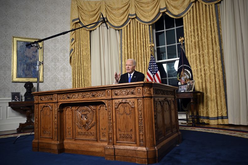 El presidente Joe Biden habla desde el Despacho Oval de la Casa Blanca al dar su discurso de despedida, el miércoles 15 de enero de 2025 en Washington. (Mandel Ngan/Pool vía AP)