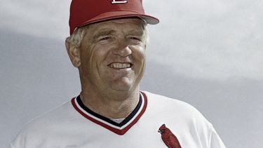 ARCHIVO - Foto de marzo de 1987, el mánager de los Cardenales de San Luis Whitey Herzog, equipo al que llevó al título de la Serie Mundial en 1982. El martes 16 de abril del 2024, anuncian el fallecimiento de Herzog a los 92 años. (AP Foto/Rusty Kennedy, Archivo)