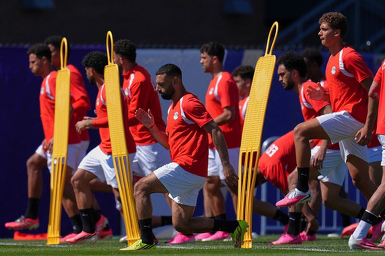 Mohamed Salah, centro, de Egipto, participa en la sesión de entrenamiento con sus compañeros de cara al partido de la Copa del Mundo del Grupo G contra Bélgica, el domingo 14 de junio de 2026, en Seattle. (AP Foto/Manu Fernandez)
