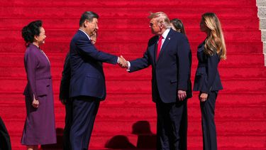El presidente de EEUU, Donald Trump, en el centro a la derecha, le da la mano al presidente de China, Xi Jinping, mientras la primera dama Melania Trump, a la derecha, y la primera dama de China, Peng Liyuan, a la izquierda, observan su llegada al Museo de los Archivos Nacionales, en Washington, el viernes 25 de septiembre de 2026. (AP Foto/Julia Demaree Nikhinson)