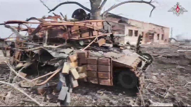 En la imagen, tomada de un video distribuido por el servicio de prensa del Ministerio de Defensa de Rusia el viernes 14 de marzo de 2025, se muestra un tanque del Ejército ucraniano destruido en Cherkasskoe Porechnoe y Pravda, en el distrito de Sudzha de la región de Kurskm en Rusia, tras ser capturado por tropas rusas. (Servicio de prensa del Ministerio de Defensa de Rusia via AP)