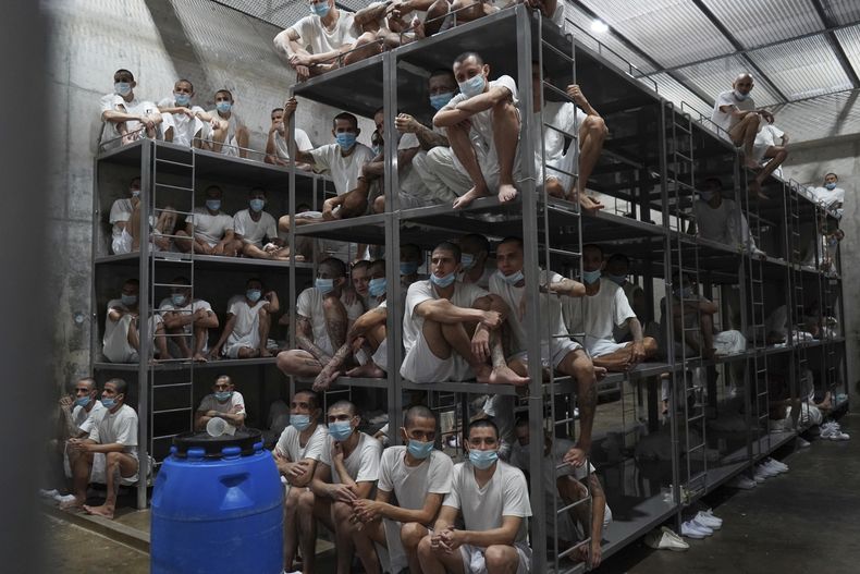 Presos miran desde su celda la visita del ministro costarricense de Paz y Justicia en el Centro de Confinamiento del Terrorismo en Tecoluca, El Salvador, el viernes 4 de abril de 2025. (AP Foto/Salvador Meléndez)