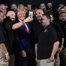 El candidato presidencial republicano Donald Trump sonríe para una selfie con miembros de la Patrulla Fronteriza de Estados Unidos antes de hablar en un mitin de campaña, el domingo 13 de octubre de 2024, en Prescott Valley, Arizona. (AP Foto/Evan Vucci)