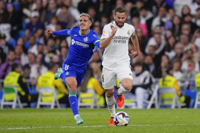 Nacho del Real Madrid pelea por el balón con Jaime Seonae del Getafe en el encuentro de la liga española el sábado 13 de mayo del 2023. (AP Foto/Manu Fernandez)