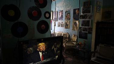 AP VERIFICA: Trump mantiene mucho de política Obama con Cuba