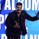 ARCHIVO - Carlos Vives recibe el premio a mejor álbum tropical contemporáneo por Cumbiana II en la 23a entrega anual del Latin Grammy en la Mandalay Bay Michelob Ultra Arena el 17 de noviembre de 2022, en Las Vegas. Vives es la Persona del Año de la Academia Latina de la Grabación 2024, anunció la academia el miércoles 22 de mayo de 2024. (Foto AP/Chris Pizzello, archivo)