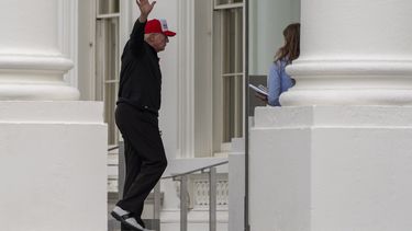 El presidente de Estados Unidos, Donald Trump, saluda de regreso a la Casa Blanca, el 20 de abril de 2025, en Washington. (AP Foto/Alex Brandon)