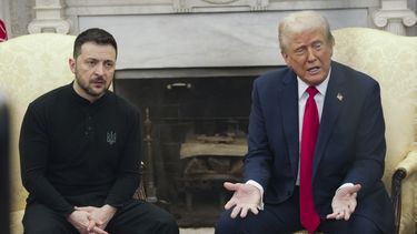 El presidente Donald Trump, derecha, se reúne con el mandatario ucraniano Volodymyr Zelenskyy en el Despacho Oval de la Casa Blanca, el viernes 28 de febrero de 2025, en Washington. (AP Foto/Mystyslav Chernov)
