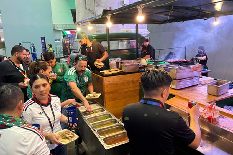 Aficionados compran comida en los puestos del estadio de Guadalajara durante el encuentro de la Copa Mundial entre México y Corea del Sur el jueves 18 de junio del 2026. (AP Foto/Tales Azzoni)
