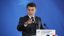 ARCHIVO - El presidente francés Emmanuel Macron habla durante una conferencia de prensa en una cumbre de la Unión Europea en Bruselas, el jueves 6 de marzo de 2025. (AP Foto/Omar Havana, Archivo)