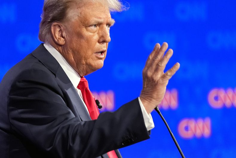 El expresidente Donald Trump durante un debate presidencial organizado por CNN, el jueves 27 de junio de 2024, en Atlanta. (AP Foto/Gerald Herbert)