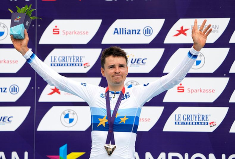 ARCHIVO - Foto del 19 de agosto del 2022, el medallista de oro británico Thomas Pidcock celebra tras ganar el campeonato europeo de ciclismo de montaña en Munich, Alemania. (AP Foto/Pavel Golovkin, Archivo)