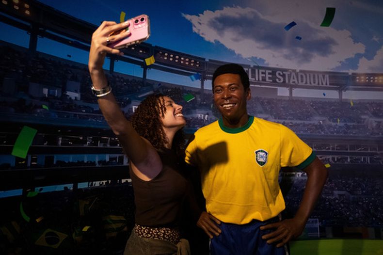 Una periodista se toma una foto con la estatua de cera de Pelé en el Museo de Cera en el acuario AquaRio Marine en Rio de Janeiro el miércoles 3 de junio del 2026. (AP Foto/Bruna Prado)