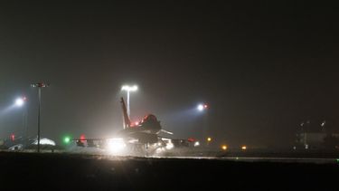 En esta imagen publicada por el Ministerio británico de Defensa, un avión Typhoon FGR4 de la fuerza aérea británica despega para atacar objetivos huríes en Yemen desde la base Akrotiri de Chipre, el lunes 22 de enero de 2024. Los ejércitos británico y estadounidense bombardearon ocho lugares empleados por hutíes con respaldo iraní en Yemen, la segunda ocasión en la que los dos aliados han hecho ataques coordinados de represalia contra la capacidad de misiles de los rebeldes en Yemen. (AS1 Jake Green RAF/Ministerio de Defensa británico via AP)