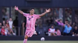 El delantero uruguayo del Inter Miami Luis Suárez celebra el gol de su compañero venezolano Telasco Segovia en el encuentro de la Leagues Cup ante el Necaxa el sábado 2 de agosto del 2025. (AP Foto/Rebecca Blackwell)