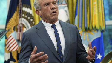 El secretario de Salud y Servicios Humanos, Robert F. Kennedy Jr., habla en un evento con el presidente Donald Trump para la firma de órdenes ejecutivas y proclamaciones en la Oficina Oval de la Casa Blanca, el lunes 5 de mayo de 2025, en Washington. (AP Foto/Alex Brandon)