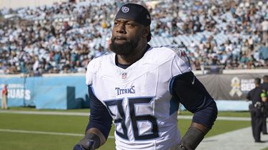 ARCHIVO - El ala defensiva de los Tennessee Titans, Denico Autry (96), corre hacia el campo durante un partido de fútbol americano de la NFL contra los Jacksonville Jaguars, el 19 de noviembre de 2023, en Jacksonville, Florida. Autry, ahora liniero defensivo de los Houston Texans, fue suspendido por los primeros seis juegos de la temporada regular por violar la política de sustancias para mejorar el rendimiento de la NFL, anunció la liga el lunes 29 de julio de 2024. (AP Foto/Phelan M. Ebenhack)