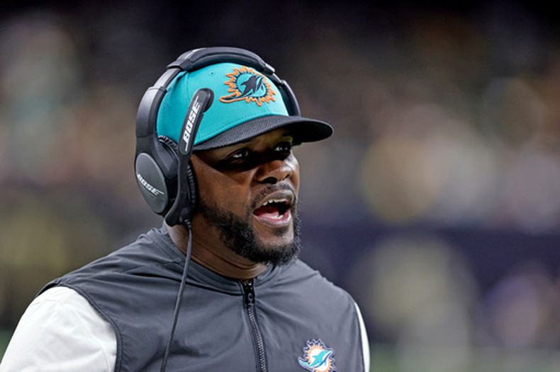 ARCHIVO - Foto del 27 de diciembre del 2021, el entrenador de los Dolphins de Miami Brian Flores en el encuentro ante los Saints de Nueva Orleans. (AP Foto/Butch Dill, Archivo)