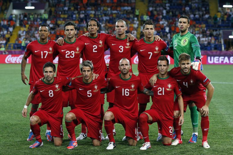 En esta foto del 13 de junio de 2012, la selecci&oacute;n de Portugal posa antes de un partido de la Eurocopa, frente a Holanda, en Jarkiv, Ucrania. Cristiano Ronaldo dijo el jueves 5 de diciembre que prefiere la condici&oacute;n de Portugal, no contempla