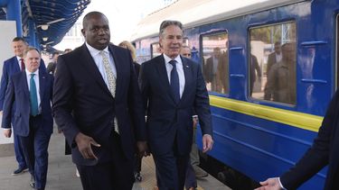 El secretario de Estado de Estados Unidos, Antony Blinken (derecha), y su homólogo británico, David Lammy, llegan a la estación de tren de Kiev, Ucrania, el 11 de septiembre de 2024. (AP Foto/Mark Schiefelbein, Pool)