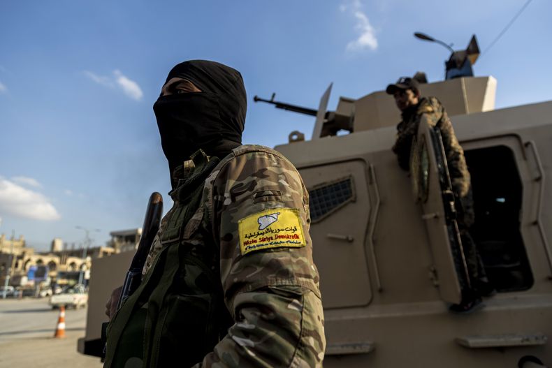 Combatientes de las Fuerzas Democráticas Sirias en la Plaza Al Naeem en Raqqa, Siria, el 7 de febrero del 2022. (AP foto/Baderkhan Ahmad)