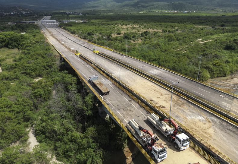 ARCHIVO - Personal venezolano retira barreras viales del Puente Internacional Tienditas, frontera internacional entre Venezuela y Colombia, visto desde Cúcuta, Colombia, el 16 de diciembre de 2022. El gobierno colombiano aspira a mantener las relaciones diplomáticas con Venezuela, pese a no reconocer un ganador en las cuestionadas elecciones presidenciales de julio de 2024. “Colombia ha dicho con mucha claridad que los resultados electorales tienen muchas dudas, que nos preocupa la transparencia de ese proceso, que no reconocemos un resultado específico”, aseguró a la prensa el miércoles 4 de diciembre de 2024 el vicecanciller colombiano. (Foto AP/Ivan Valencia, Archivo)