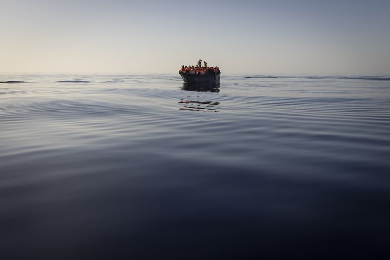 Migrantes con chalecos salvavidas proporcionados por voluntarios del Ocean Viking en una embarcación de madera mientras son rescatados el 27 de agosto de 2022 en el mar Mediterráneo. (AP Foto/Jeremias Gonzalez, Archivos)