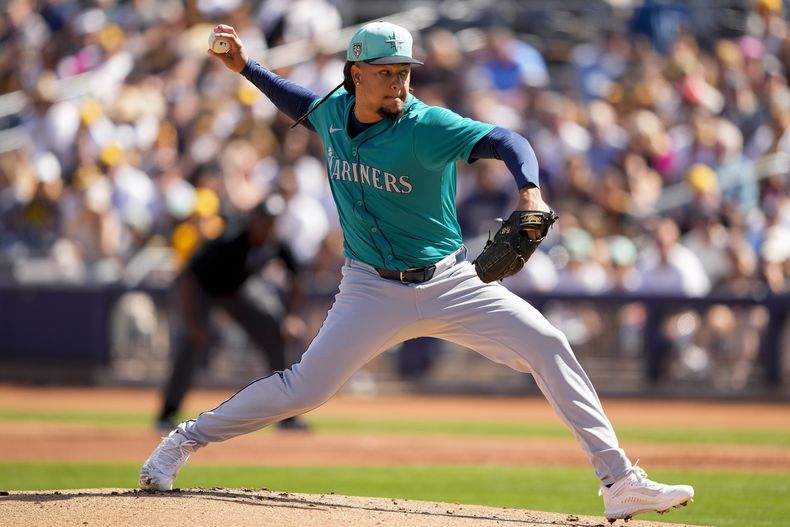 Luis Castillo de los Marineros de Seattle lanza ante los Padres de San Diego en un juego de pretemporada, el 3 de marzo de 2024, en Peoria, Arizona. (AP Foto/Lindsey Wasson)