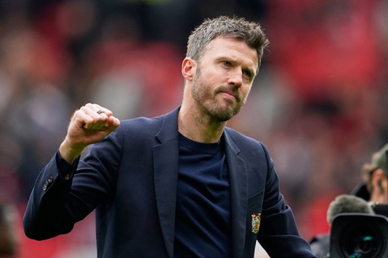 El director técnico del Manchester United, Michael Carrick, celebra tras el partido de fútbol de la Liga Premier inglesa entre el Manchester United y el Liverpool en Mánchester, Inglaterra, el domingo 3 de mayo de 2026. (Foto AP/Dave Thompson)