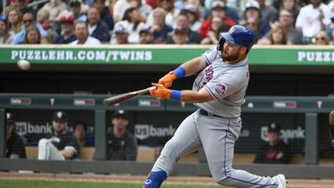 DJ Stewart de los Mets de Nueva York batea un doble ante los Mellizos de Minnesota, el domingo 10 de septiembre de 2023, en Minneapolis. (AP Foto/Craig Lassig)