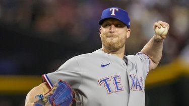 Will Smith, relevista de los Rangers de Texas, lanza frente a los Diamondbacks de Arizona en el cuarto juego de la Serie Mundial, el martes 31 de octubre de 2023 (AP Foto/Brynn Anderson)