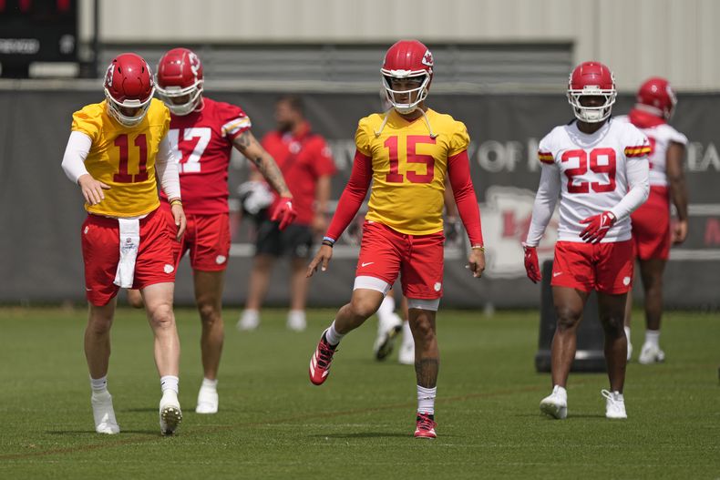 El mariscal de campo de los Kansas City Chiefs, Patrick Mahomes (15), se estira con sus compañeros de equipo durante las actividades organizadas del equipo de fútbol americano de la NFL, el miércoles 22 de mayo de 2024, en Kansas City, Missouri. (AP Foto/Charlie Riedel)