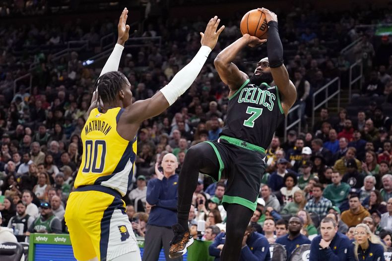 Jaylen Brown, base de los Celtics de Boston, dispara frente a Bennedict Mathurin, de los Pacers de Indiana, en el encuentro del miércoles 1 de noviembre de 2023 (AP Foto/Charles Krupa)