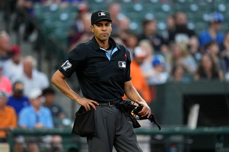 ARCHIVO - El umpire Gabe Morales trabaja en el juego del 22 de agosto de 2023 entre los Orioles de Baltimore y los Azulejos de Toronto (AP Foto/Julio Cortez, archivo)