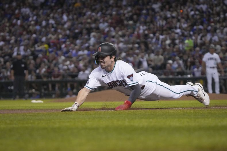 Corbin Carroll de los Diamondbacks de Arizona regresa a tercera base en la quinta entrada del juego 3 de la Serie Divisional de la Liga Nacional ante los Dodgers de Los Ángeles el lunes 11 de octubre del 2023. (AP Foto/Rick Scuteri)