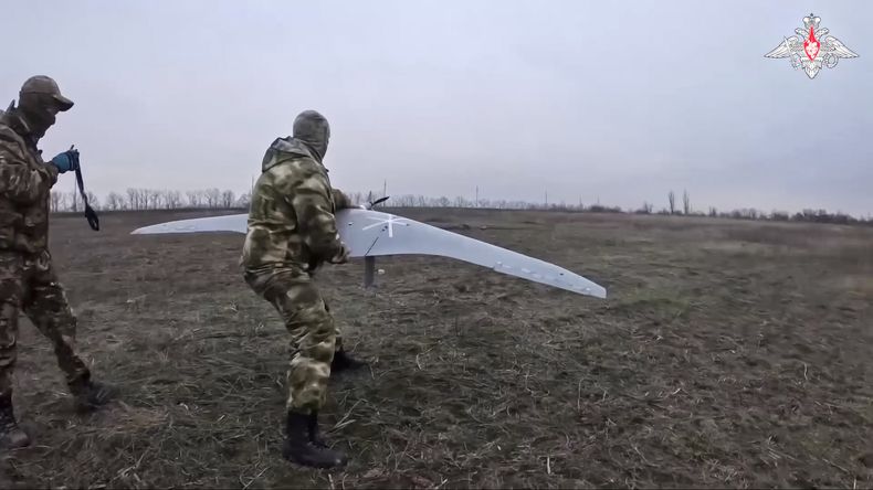 En esta foto tomada de un video distribuido por el Servicio de Prensa del Ministerio de Defensa Ruso el sábado 25 de enero de 2025, militares rusos operan un dron en un lugar no revelado de Ucrania. (Servicio de Prensa del Ministerio de Defensa Ruso vía AP)