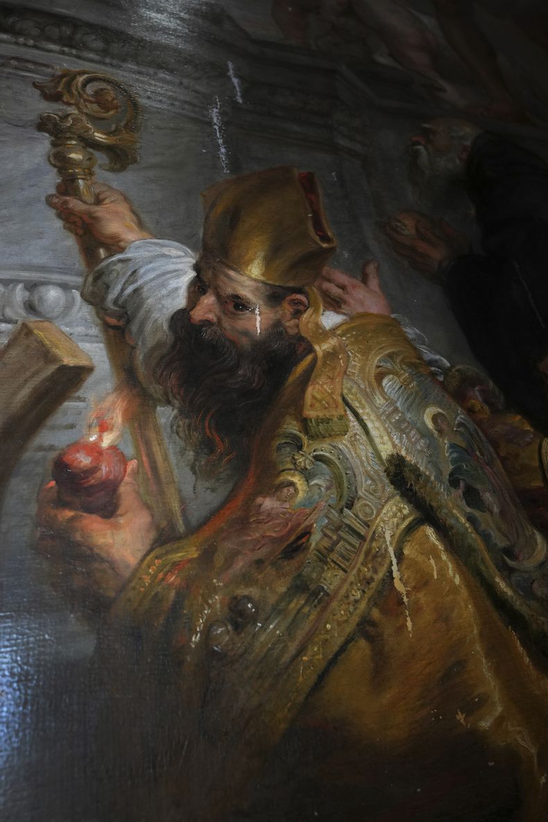 Una sección de la pintura Madona entronizada con niño, rodeada de santos del artista flamenco Peter Paul Rubens, en el Museo Real de Bellas Artes de Amberes, Bélgica, el martes 28 de enero de 2025. (Foto AP/Virginia Mayo)
