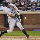 DJ LeMahieu, de los Yanquis de Nueva York, batea un jonrón de dos carreras en el duelo ante los Mets de la misma ciudad, el martes 13 de junio de 2023 (AP Foto/Frank Franklin II)