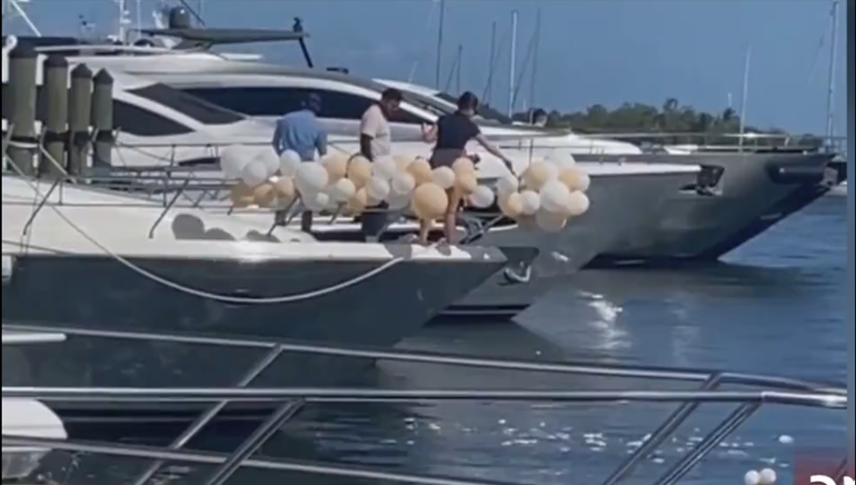 Tiran globos al mar: dos residentes de Miami quedan captados en cámara