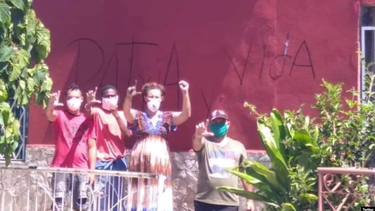 pintan de rojo la casa de jose daniel ferrer y activistas vuelven a pintar patria y vida en los muros de la sede de unpacu